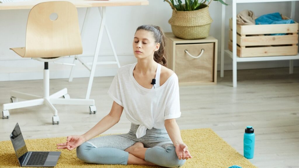 Cách vận động nhẹ giúp giảm căng thẳng trong giờ làm việc