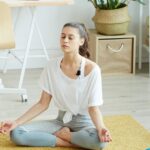 Cách vận động nhẹ giúp giảm căng thẳng trong giờ làm việc